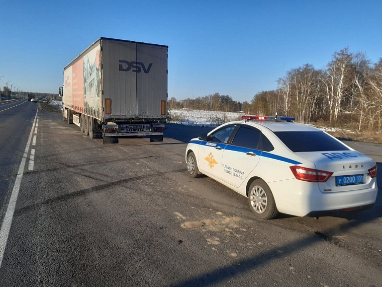 Пил водку с пивом: в Тюменской области остановили пьяного водителя фуры