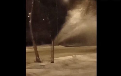 Из-под земли на улице Федорова в Тюмени бил горячий фонтан