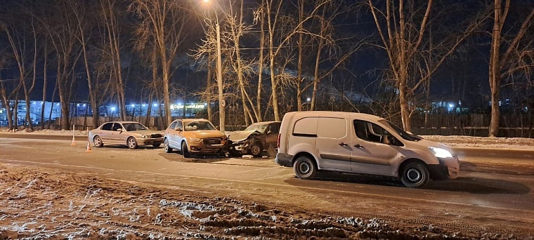 Пьяные водители в Тюмени побили на двоих девять машин