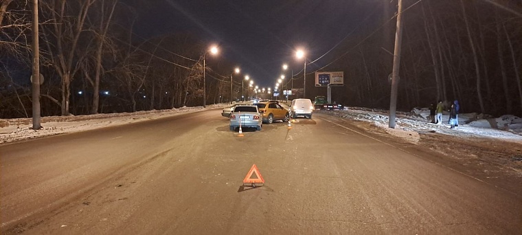 Пьяные водители в Тюмени побили на двоих девять машин