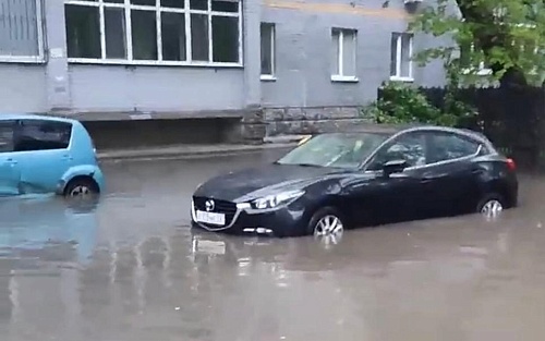 Не поездка, а заплыв. В Тюмени после ночного ливня затопило улицы