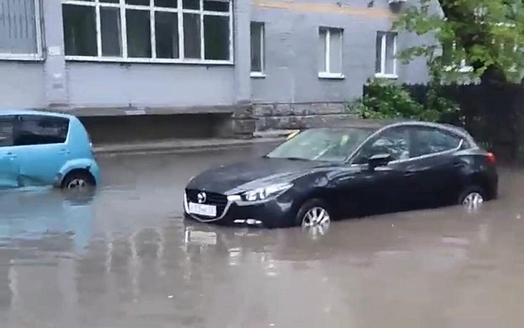 Не поездка, а заплыв. В Тюмени после ночного ливня затопило улицы