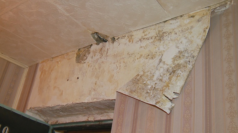 «Льет в три ручья». Жители тюменской многоэтажки после капремонта жалуются на протекающую крышу