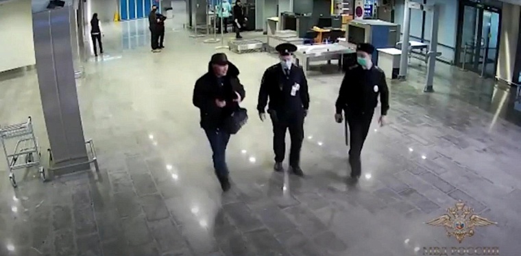 Авиапассажир в тюменском Рощино дважды напился, ударил полицейского и заработал уголовное дело