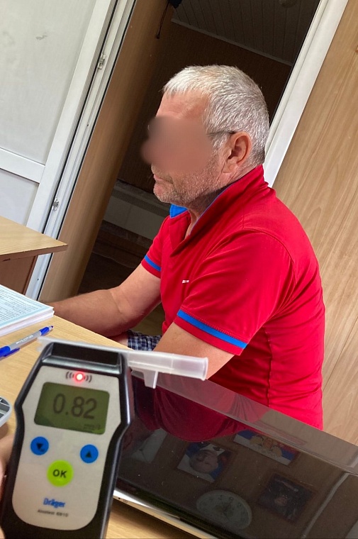 На трассе Тюмень – Ханты-Мансийск водитель пил водку за рулем