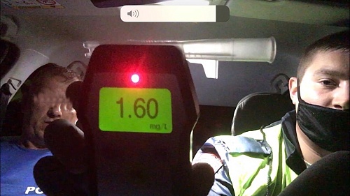 Пили пиво, повезли друга в больницу: жителей Омской области остановили в районе Абатского