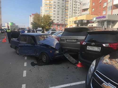 В центре Тюмени столкнулись пять автомобилей
