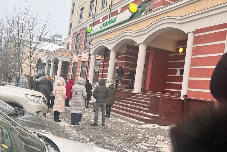 В Тюмени эвакуировали посетителей банка на Кирова