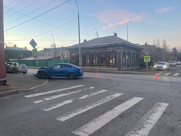 В Тюмени водитель "Лифана" и ее трехлетняя внучка ранены в столкновении с "Киа"