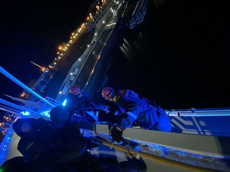 В Тюмени спасли молодого мужчину на мосту Влюбленных