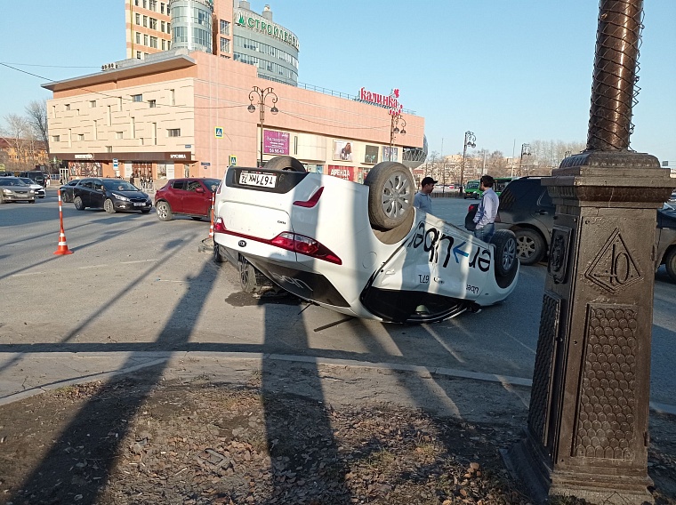 На перекрёстке Профсоюзная - Республики перевернулся автомобиль такси