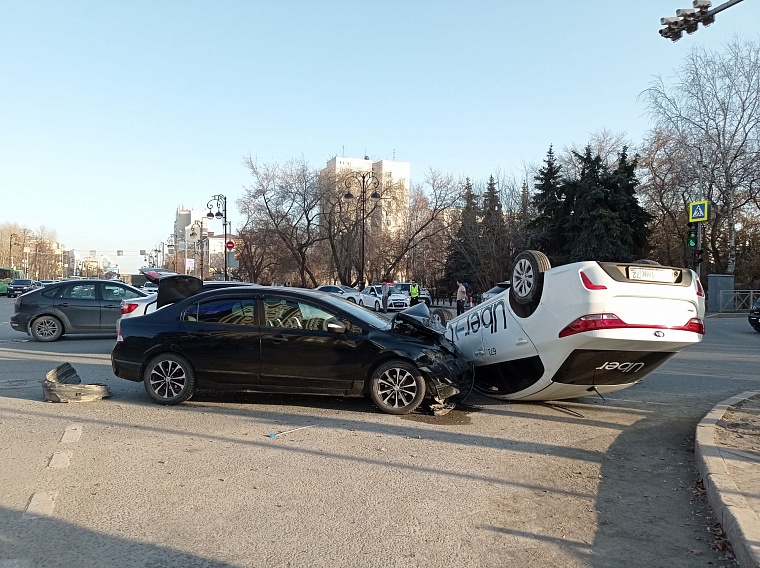 На перекрёстке Профсоюзная - Республики перевернулся автомобиль такси