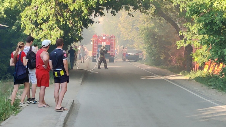 В Тюмени на улице Береговой горит деревянный дом