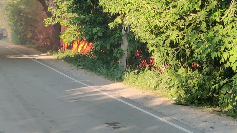 В Тюмени на улице Береговой горит деревянный дом