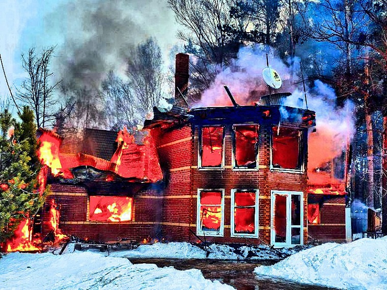 В пригороде Тюмени сгорел большой коттедж