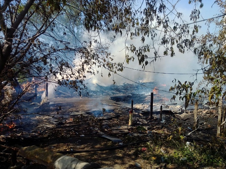 Из-за пожара на Лесобазе пассажирские автобусы пустили в объезд