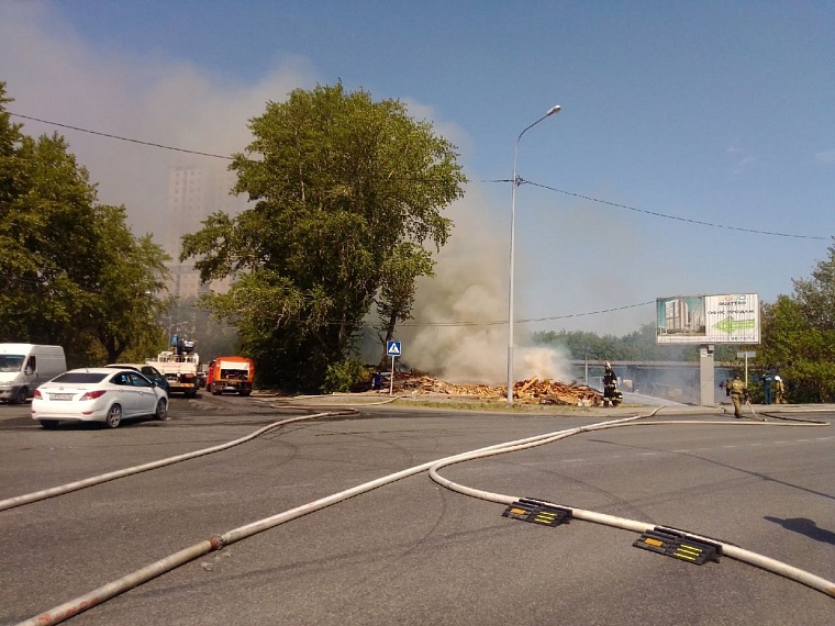 Из-за пожара на Лесобазе пассажирские автобусы пустили в объезд