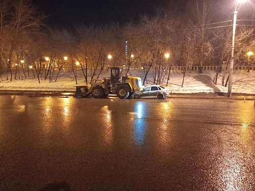 На улице Профсоюзной в Тюмени легковушка залетела под погрузчик
