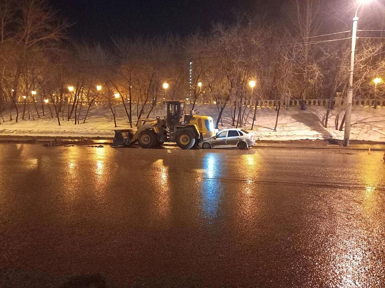 На улице Профсоюзной в Тюмени легковушка залетела под погрузчик