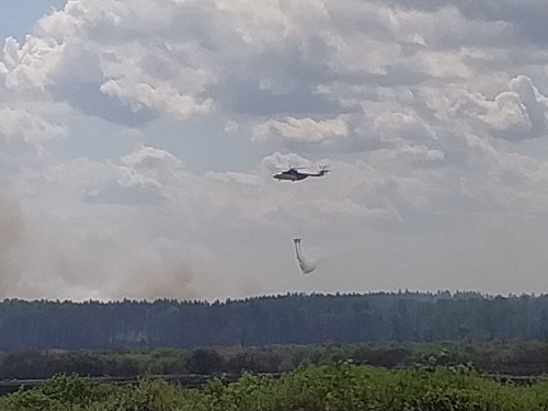 Жителям Богандинского предлагают переехать в школу, пока не потушат пожар