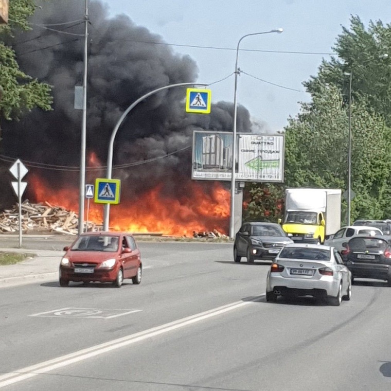 Много огня и дыма: на Лесобазе горит строительный мусор
