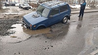 В Петрозаводске автомобиль провалился под землю
