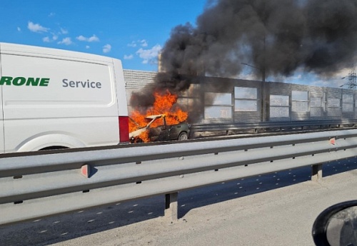 На объездной дороге в Тюмени сгорела Lada Kalina