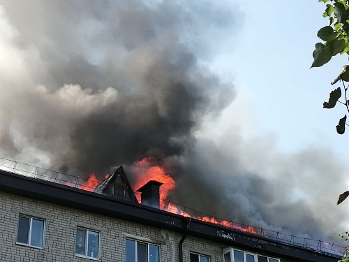 В Тюмени на ул. Луначарского горит крыша пятиэтажки