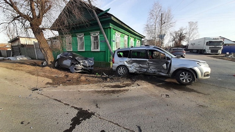 В Тобольске в ДТП пострадали три человека