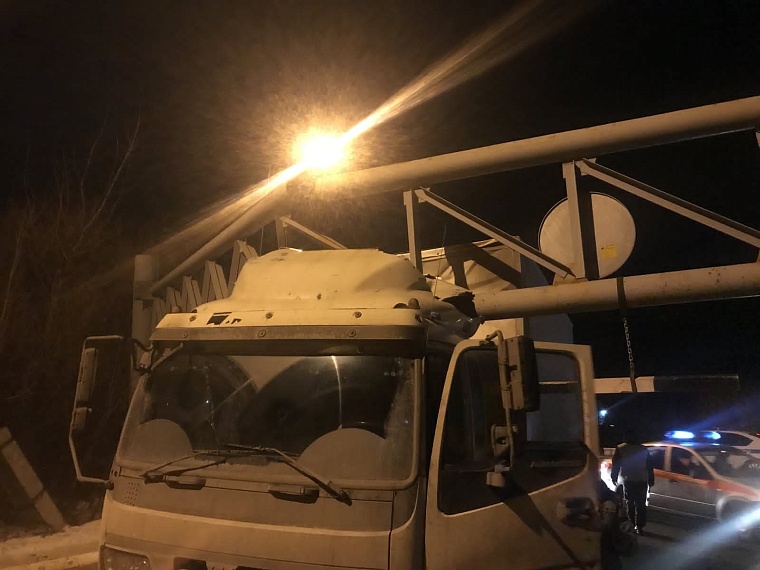 Грузовик снес габаритные ворота в поселке Боровском