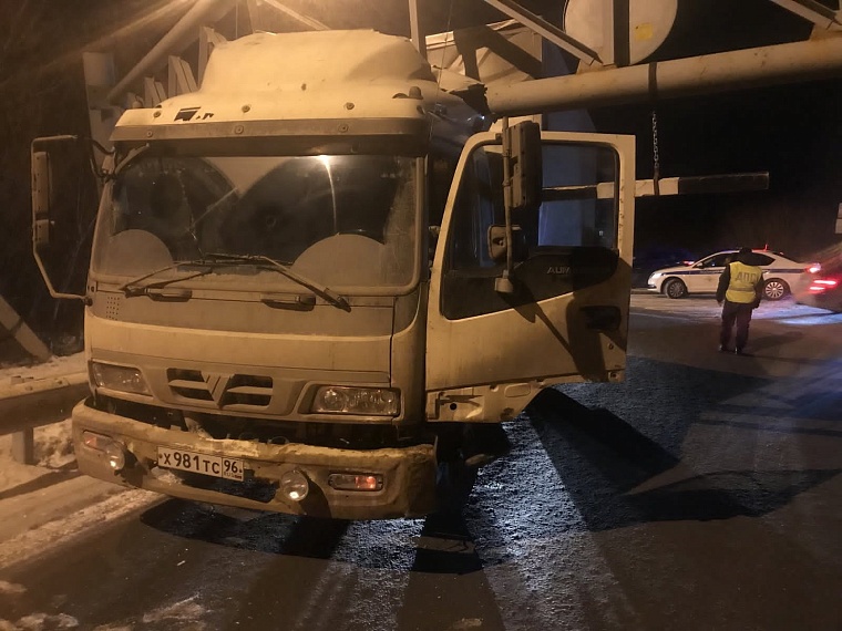 Грузовик снес габаритные ворота в поселке Боровском