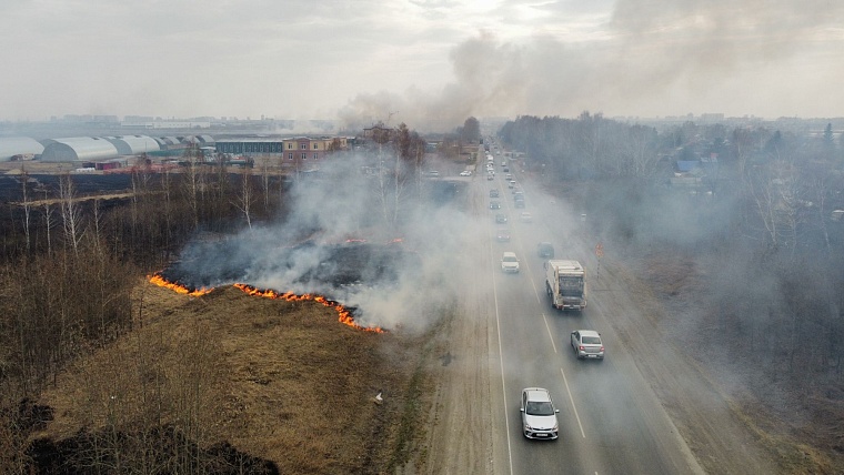 На поле по Велижанскому тракту горит сухая трава