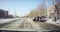 Водитель AUDI Q7 в Тюмени проехал на красный свет и сбил пешеходов