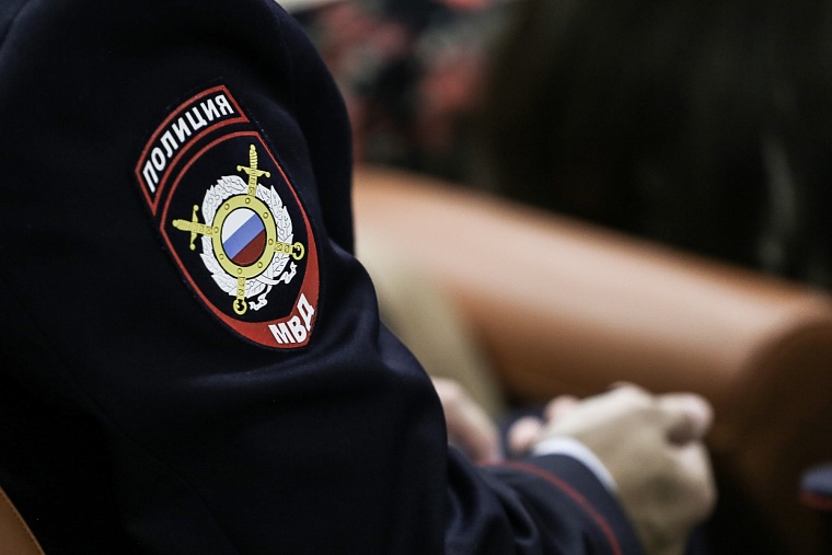 В Юргинском девушка украла чужие деньги, которые не принял банкомат