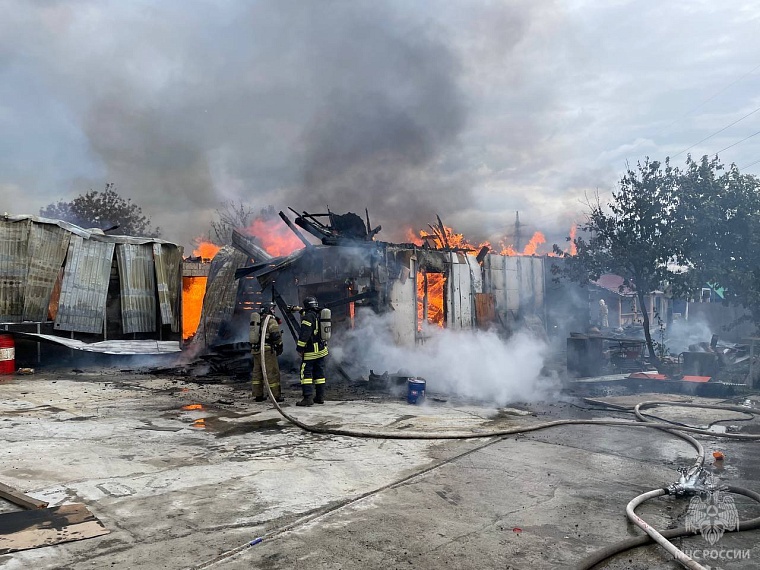 В тюменском СНТ «Энергетик 1» горит частный дом
