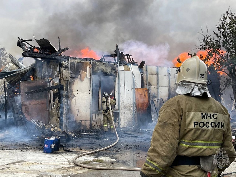 В тюменском СНТ «Энергетик 1» горит частный дом