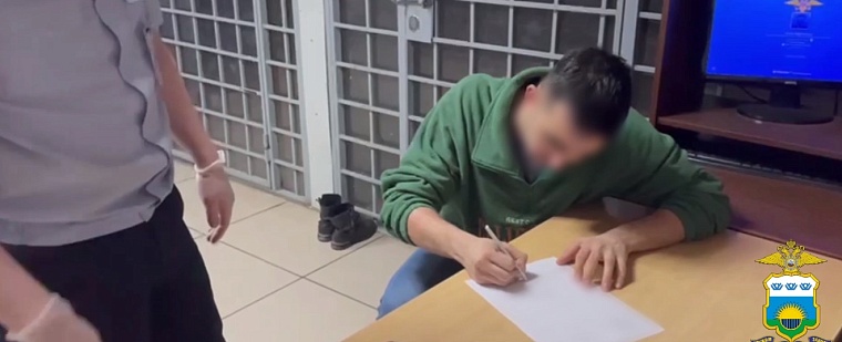 В пылу ссоры с подругой молодой тюменец сломал лавочку на пешеходной улице Дзержинского