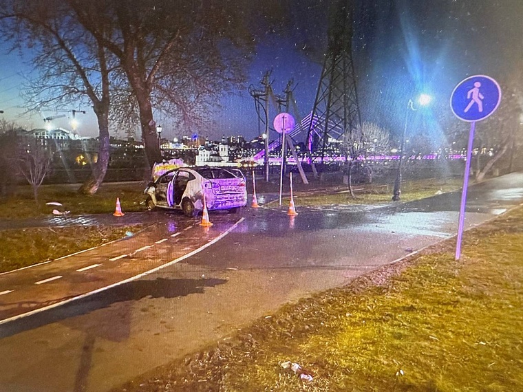 В Тюмени мчавшийся «против шерсти» автомобиль врезался в дерево и загорелся
