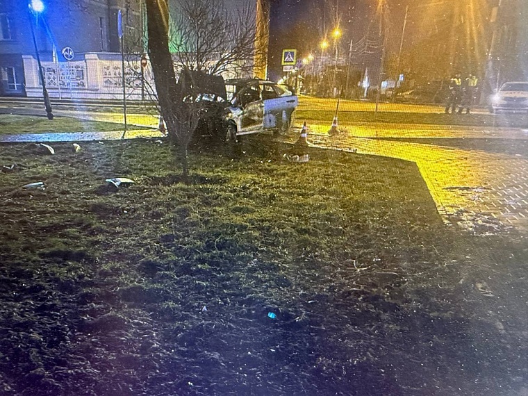 В Тюмени мчавшийся «против шерсти» автомобиль врезался в дерево и загорелся