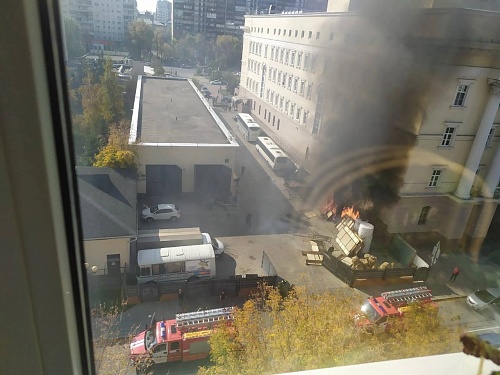 В Тюмени за драмтеатром загорелся старый реквизит