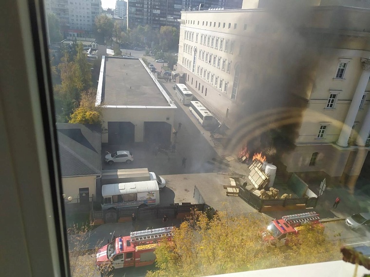 В Тюмени за драмтеатром загорелся старый реквизит