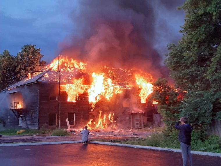 На улице Полевой в Тюмени сгорел заброшенный барак