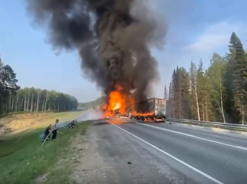 Два большегруза после столкновения загорелись: перекрыта трасса Тюмень - Ханты-Мансийск