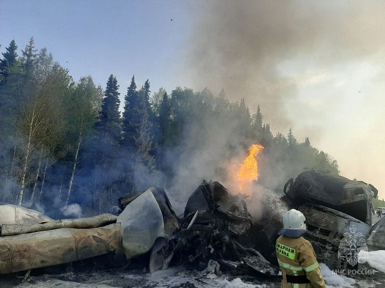 Два большегруза после столкновения загорелись: перекрыта трасса Тюмень - Ханты-Мансийск