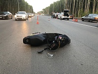 17-летний парень на скутере повредил два автомобиля на улице Дружбы