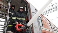 Для тушения огня в районе Богандинского привлекли пожарный поезд