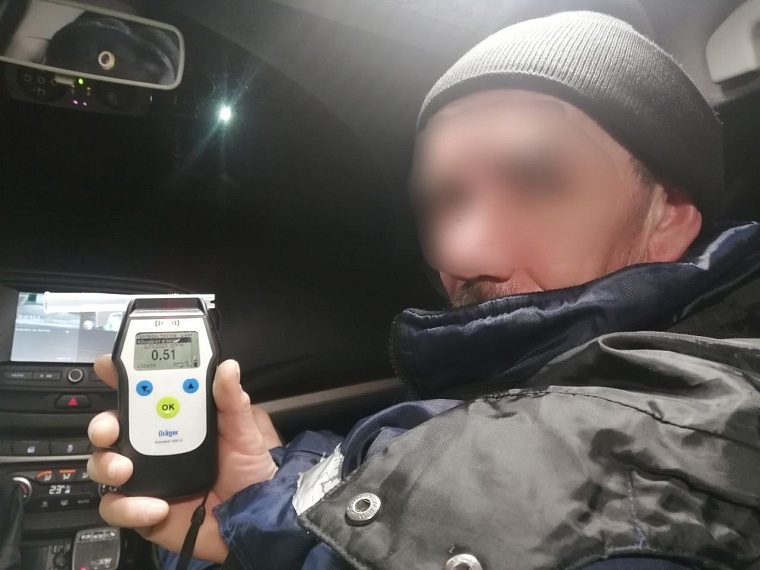 Поехал принимать роды у коровы: в тюменском селе поймали пьяного тракториста