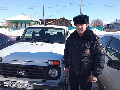 В Тюменской области участковый нашел парня, заблудившегося в лесу