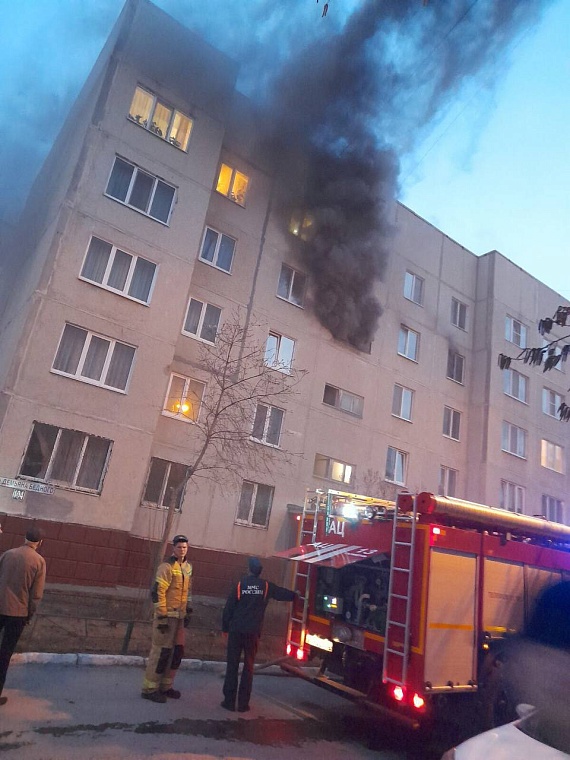 В Тюмени горит многоэтажка на Демьяна Бедного
