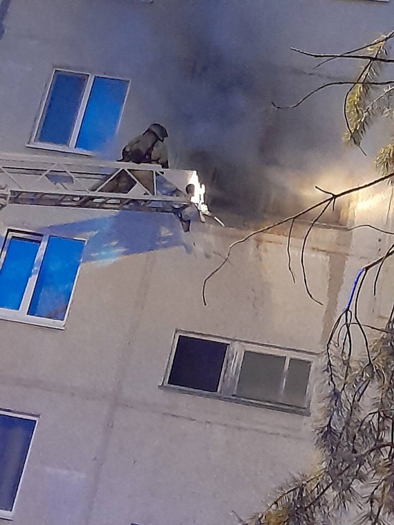 В Тюмени горит многоэтажка на Демьяна Бедного